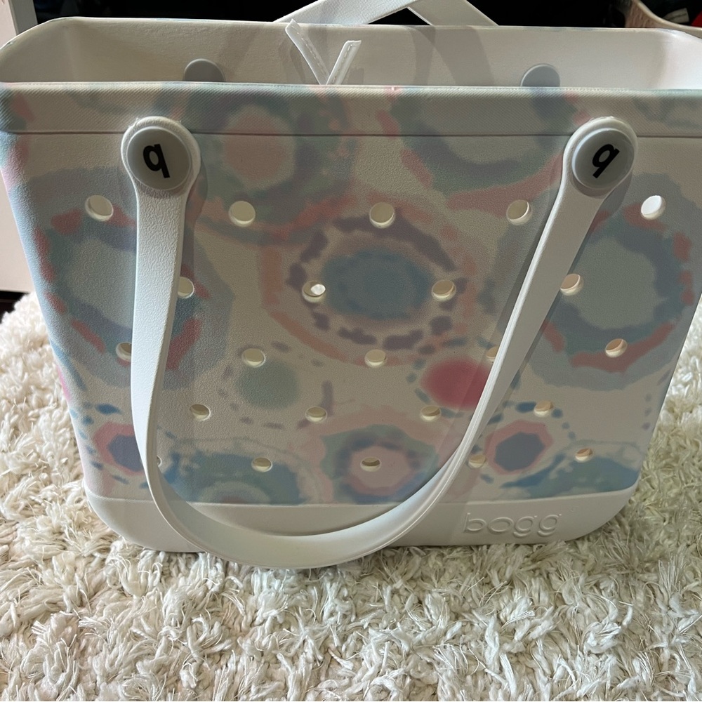 Small Bogg Bag
New without tag